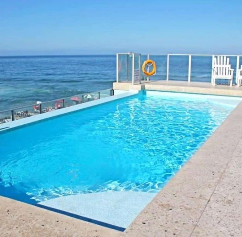 בריכת השחייה שנמצאת ב-Seagull Beach resort flat number 313 או באזור