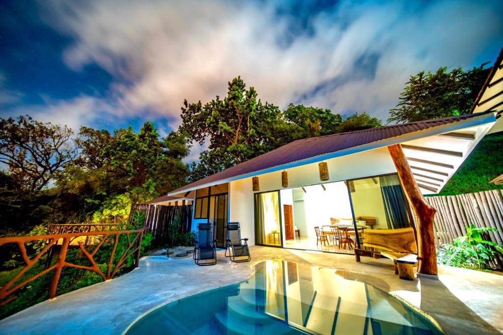 Bazén v ubytování Akua Suites Ocean View nebo v jeho okolí