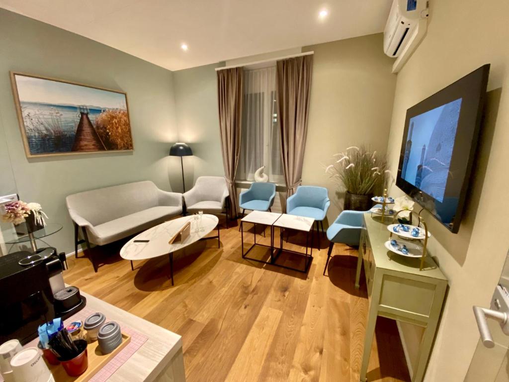 uma sala de estar com um sofá e uma televisão em Residence Mutschellen em Zurique