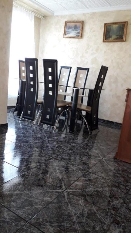 a row of chairs lined up in a room at Amplio piso en Sagunto in Sagunto