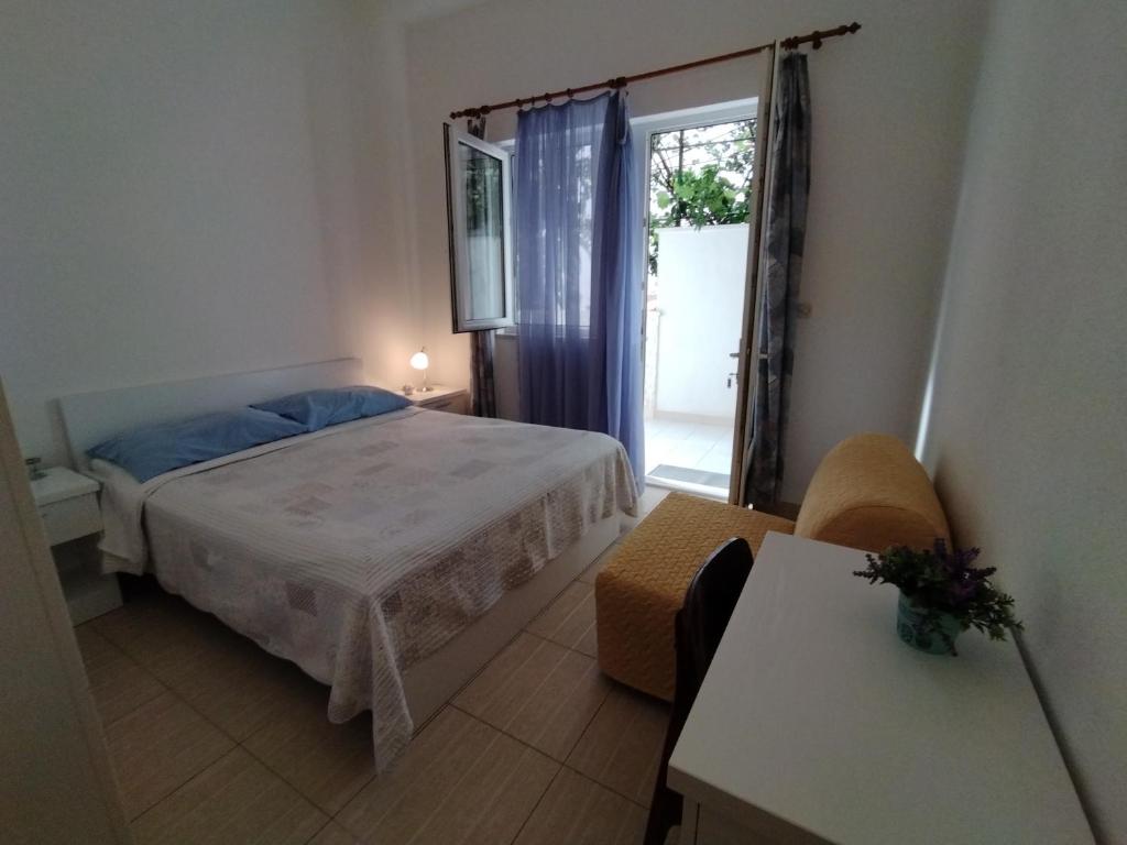 Llit o llits en una habitació de Apartments Lalić - Two bedroom ground floor apartment close to the beach