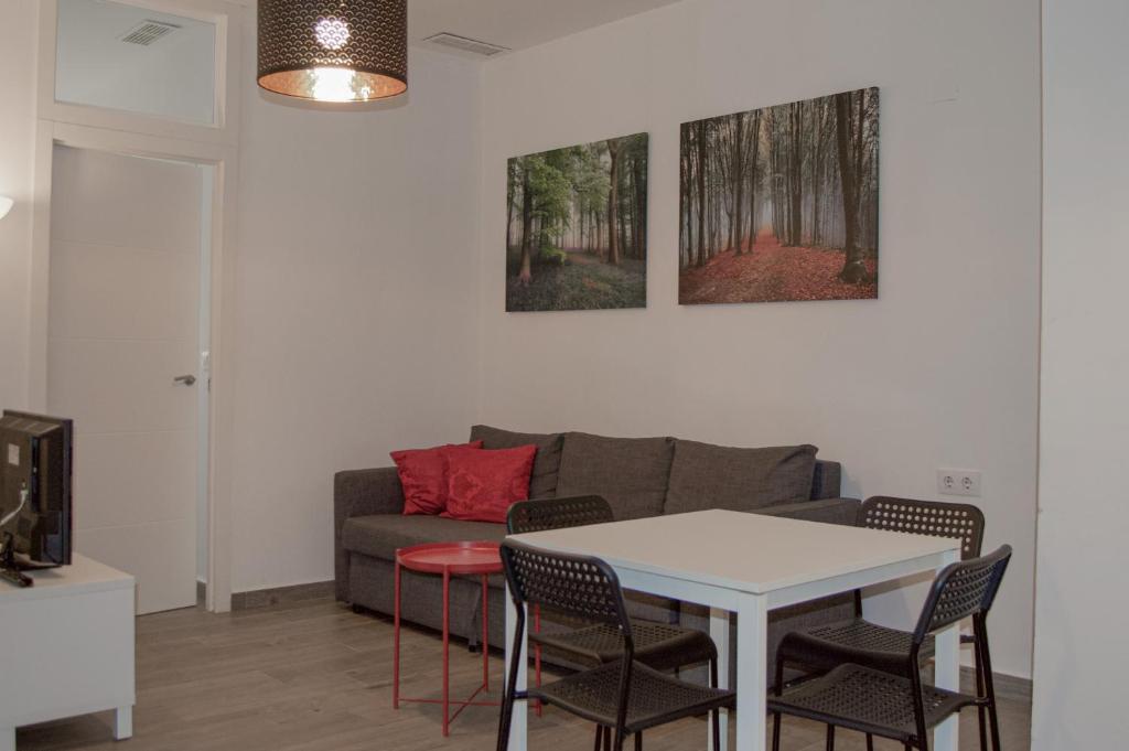 salon z kanapą, stołem i krzesłami w obiekcie NOVAM Fuentecilla w Maladze