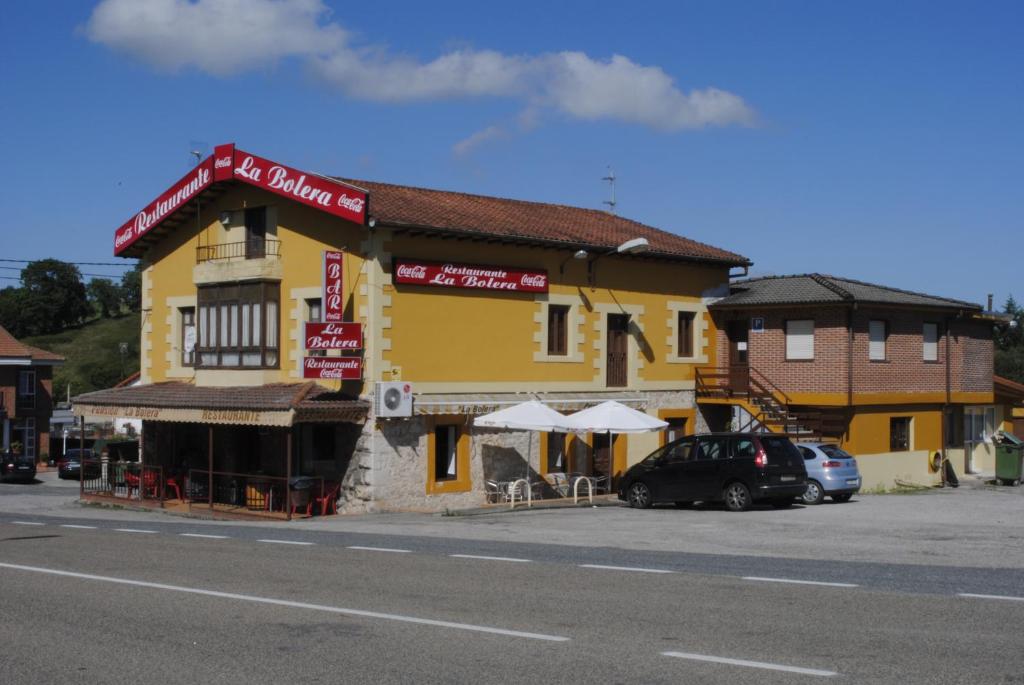 un bâtiment jaune sur le côté d'une rue dans l'établissement Posada La Bolera, à Anero