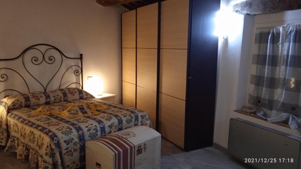 - une chambre avec un lit, une commode et une boîte dans l'établissement La casa di Lisa, à Suvereto