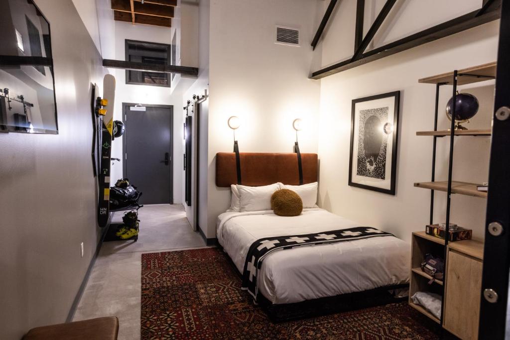 Postel nebo postele na pokoji v ubytování evo Hotel Salt Lake City