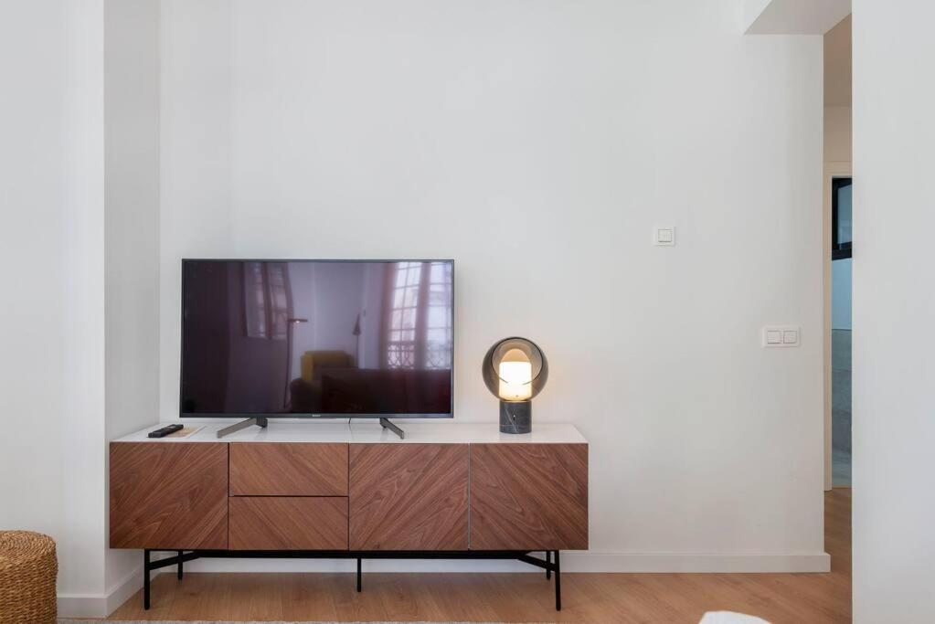 Televízia a/alebo spoločenská miestnosť v ubytovaní KEY-WISE Luxury ALCANTARA Plaza Teatro 2R FREE PARKING