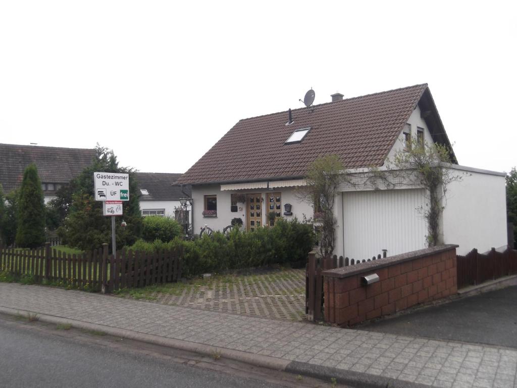 ein weißes Haus mit braunem Dach in der Unterkunft Gästehaus Katharina in Müllenbach