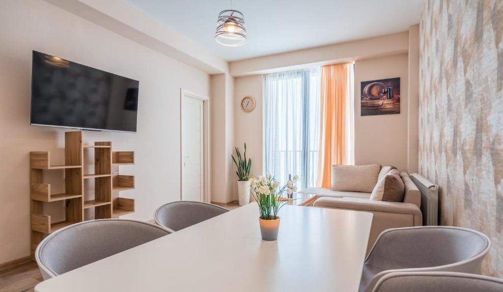 TV a/nebo společenská místnost v ubytování New Gudauri Alpic 406
