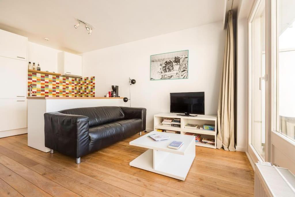 TV a/nebo společenská místnost v ubytování Gezellig appartement aan Oostduinkerkse strand