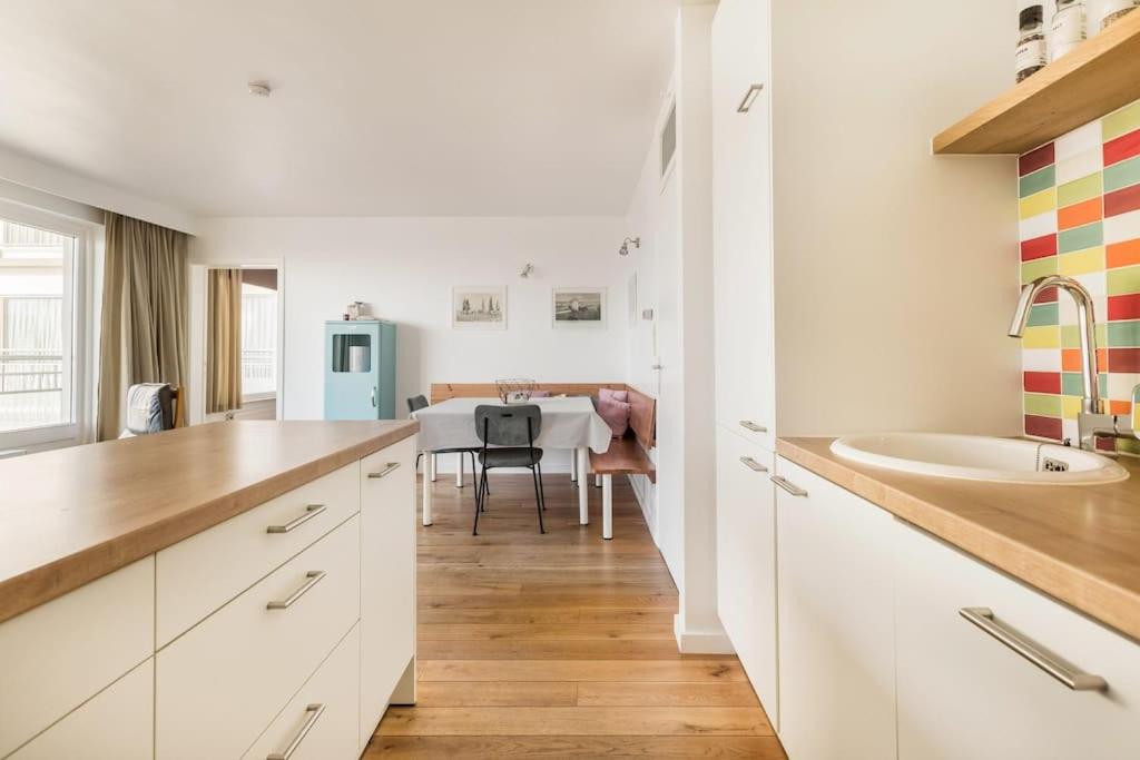 Kuchyň nebo kuchyňský kout v ubytování Gezellig appartement aan Oostduinkerkse strand