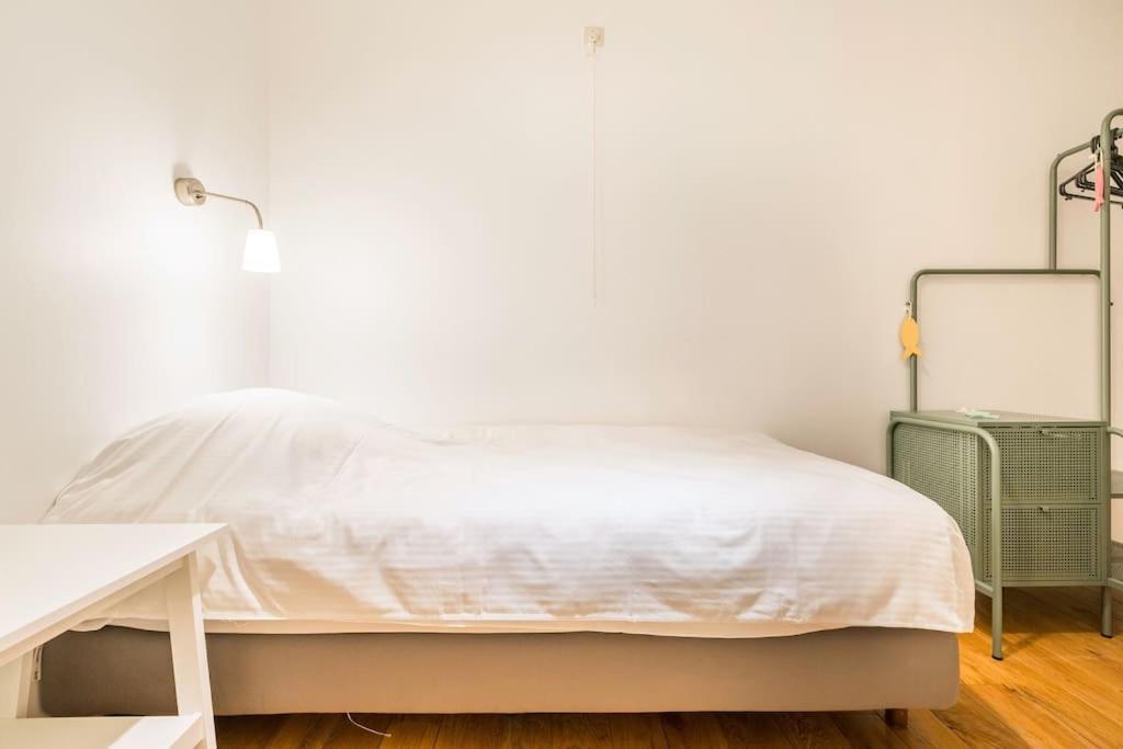 Postel nebo postele na pokoji v ubytování Gezellig appartement aan Oostduinkerkse strand