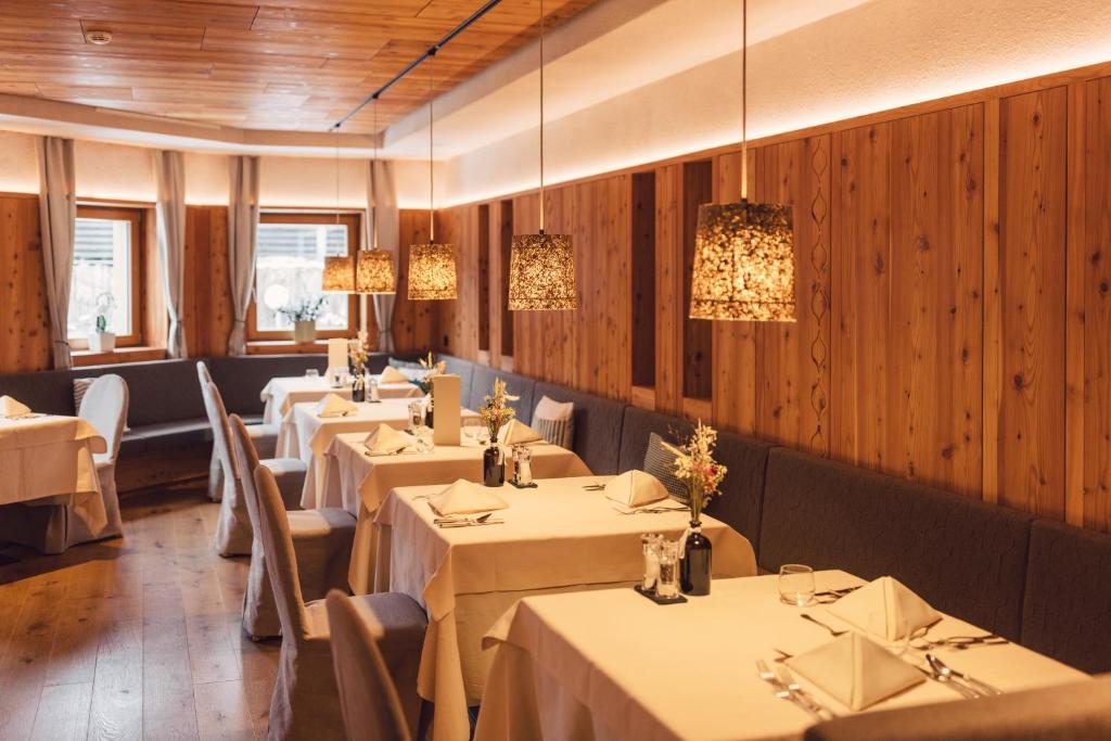 Reštaurácia alebo iné gastronomické zariadenie v ubytovaní Hotel Restaurant Langgenhof