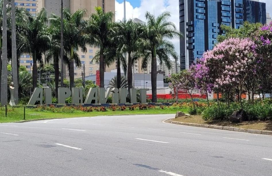 a road with a sign in the middle of a city at Alphaville Stay Residences in Barueri