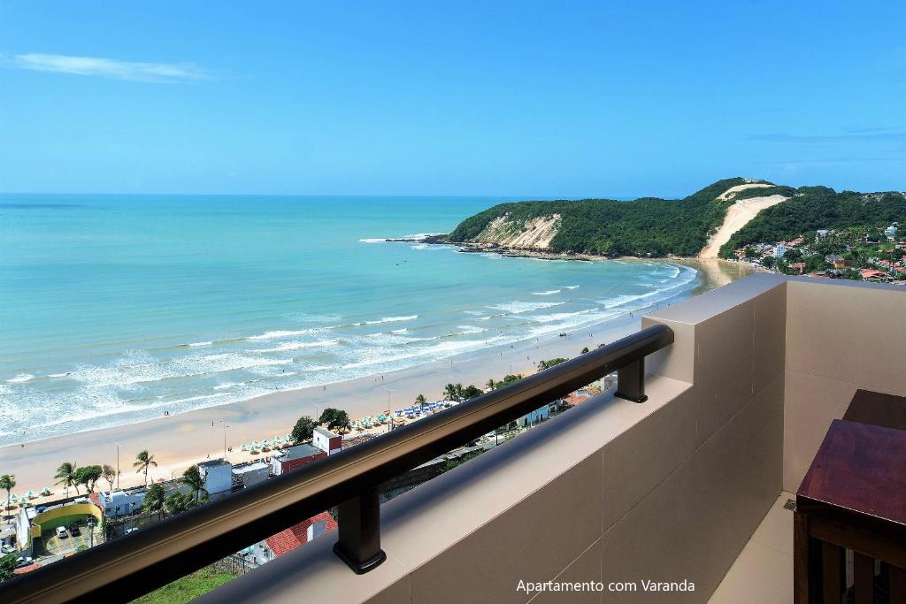 un apartamento en condominio con vistas a la playa desde el balcón en Apto 2Q com varanda no Ed Maximum Home en Natal
