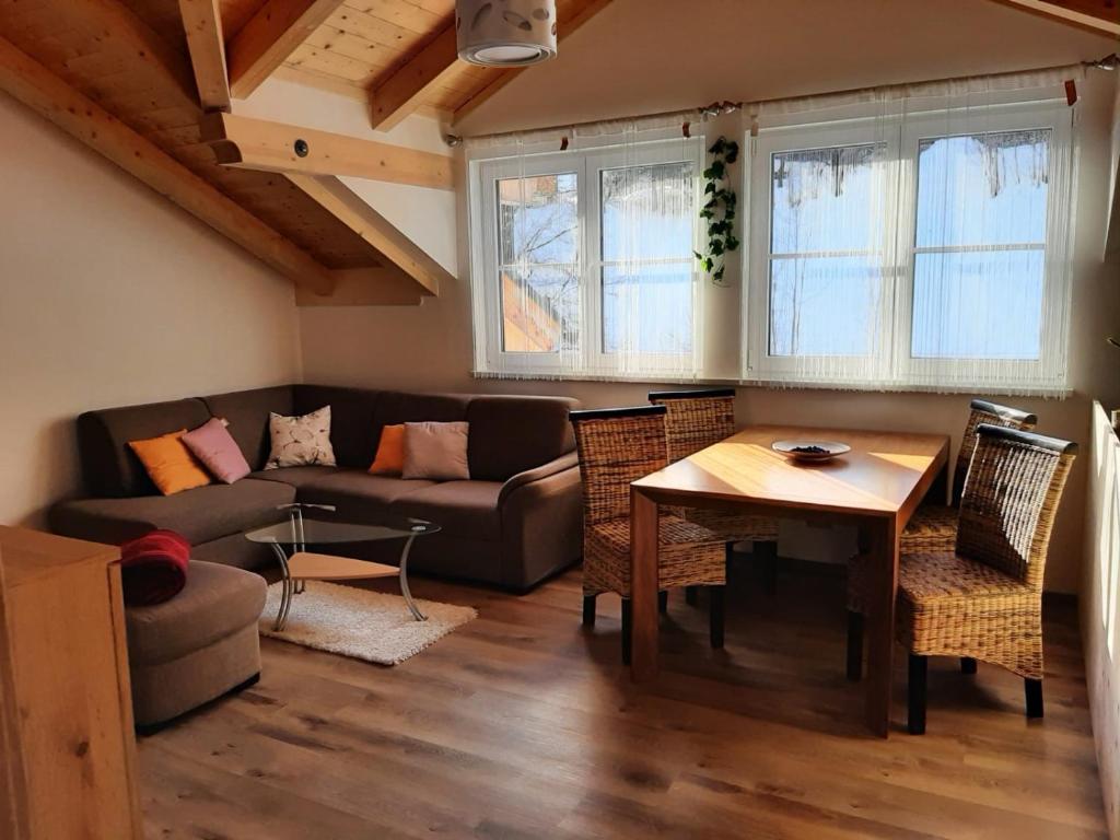 ein Wohnzimmer mit einem Sofa und einem Tisch in der Unterkunft Ferienwohnung Leni in Altaussee