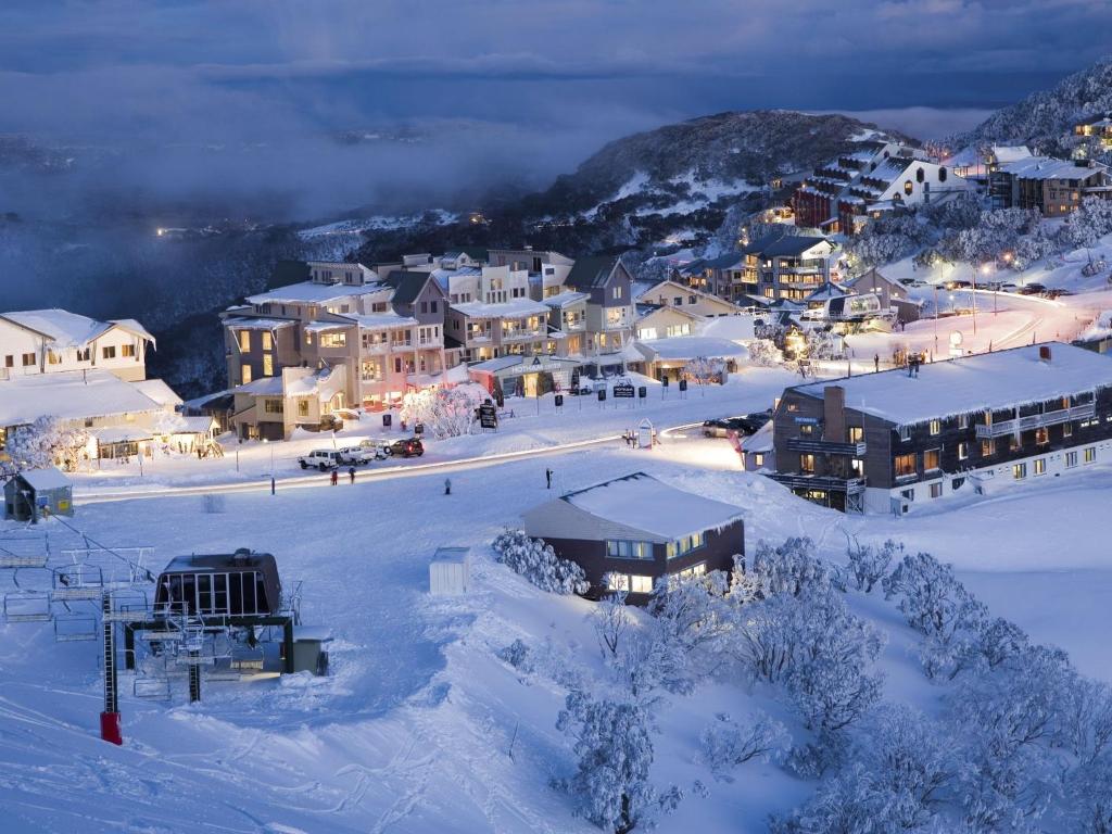 una piccola città nella neve di notte di Harrietville Hotel Motel a Harrietville