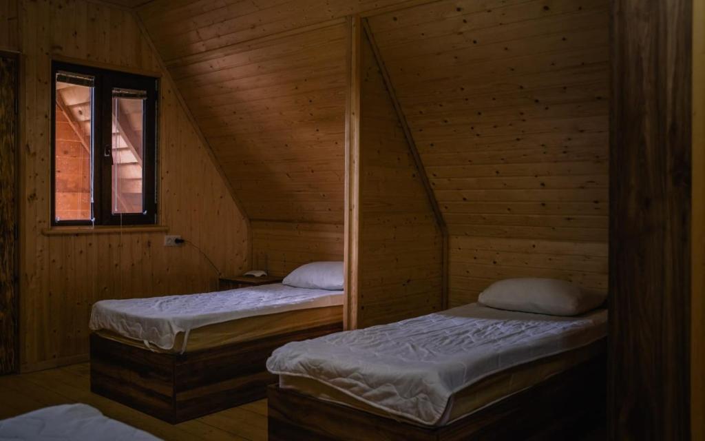 Postel nebo postele na pokoji v ubytování Cottage Tsivtskala in Racha, near Shaori