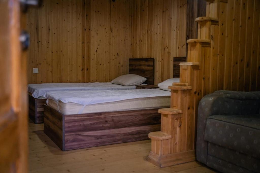 Postel nebo postele na pokoji v ubytování Cottage Tsivtskala in Racha, near Shaori
