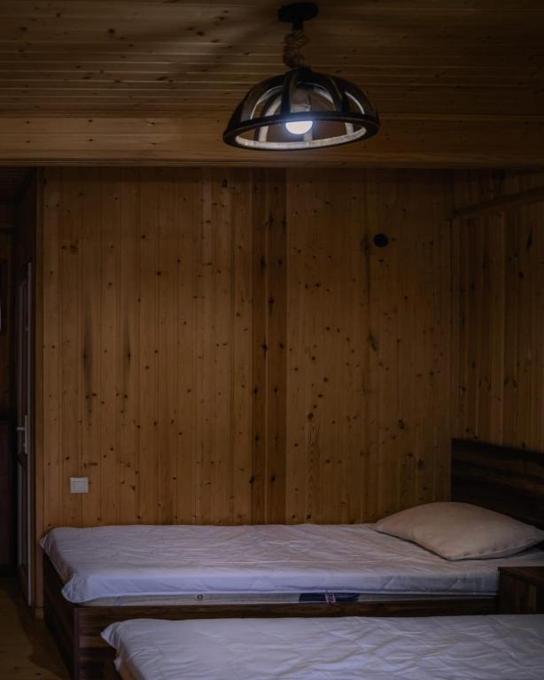 Postel nebo postele na pokoji v ubytování Cottage Tsivtskala in Racha, near Shaori