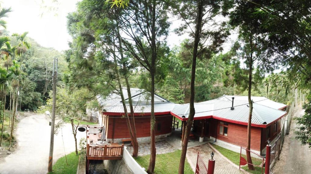 a house in the middle of a forest at Dreamwood Lodge 夢木小屋 in Dongshi