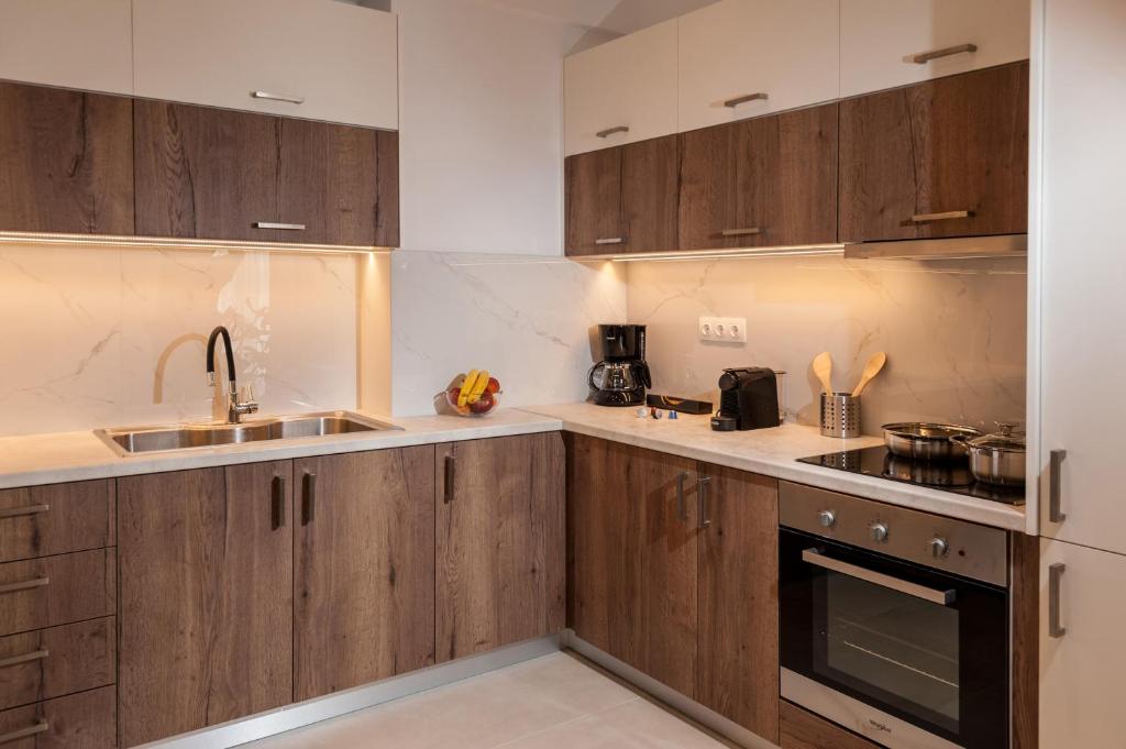 Kuchyň nebo kuchyňský kout v ubytování Thyme Sea View Apartments by 8essentially