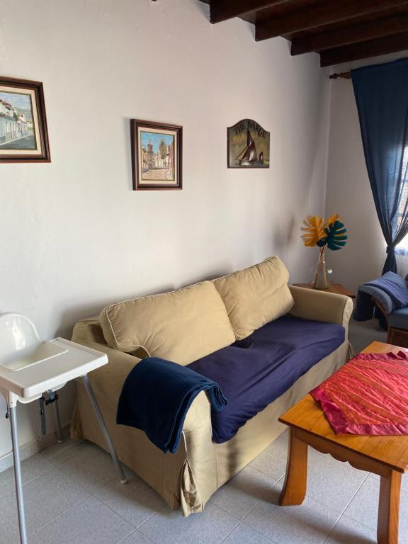 ein Wohnzimmer mit einem Sofa und einem Tisch in der Unterkunft Apt de Marsita-Bajío,8 in Caleta de Sebo