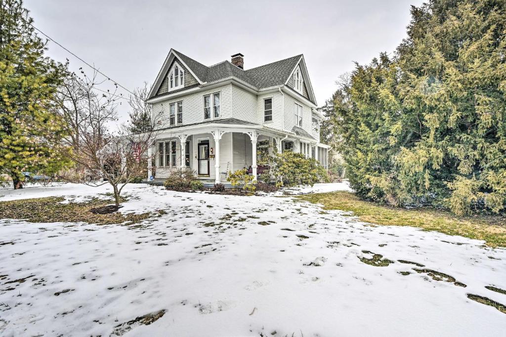 una casa blanca con nieve en el suelo en Spacious Getaway 7 Mi to Whitetail Slopes! en Mercersburg