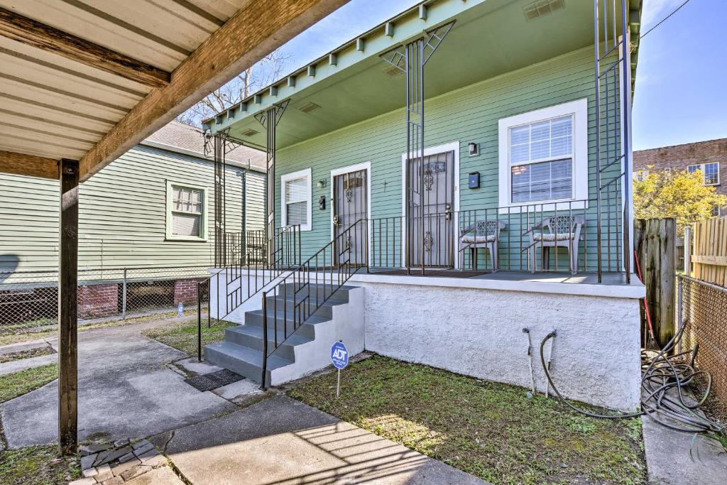 een huis met een trap aan de zijkant bij New Orleans Home about 2 Mi to Bourbon Street! in New Orleans