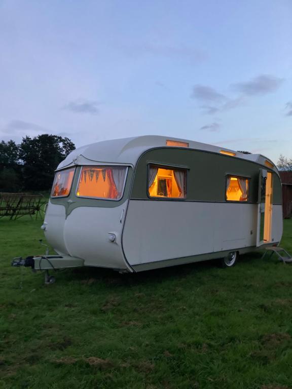Classic 1969 Caravan, Pickering Meadow, few mins from High St, Steam Station