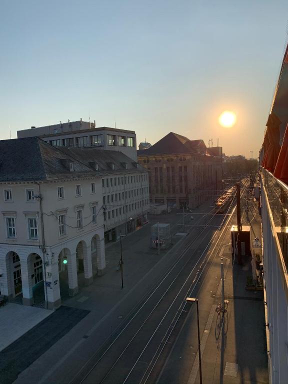 Východ nebo západ slunce při pohledu z hotelu nebo okolí