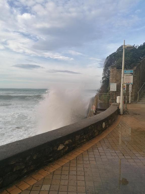 Une vague s'écrasant contre un mur près de l'océan dans l'établissement biarritz plage, à Biarritz