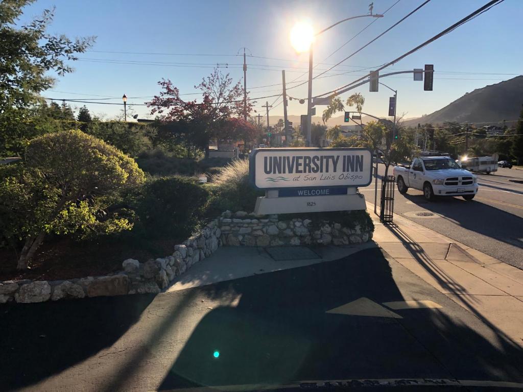 una señal para una posada universitaria al lado de una calle en University Inn at San Luis Obispo, en San Luis Obispo