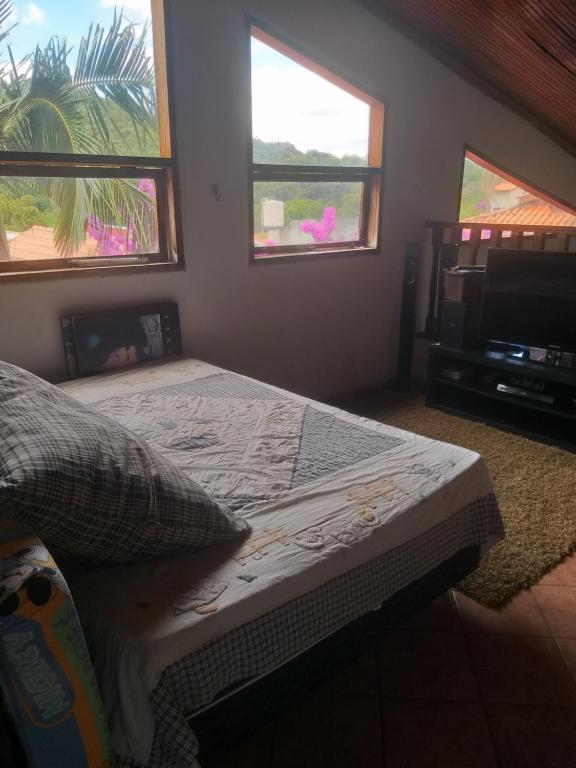 Un pat sau paturi într-o cameră la Chacara 70 km de SP - A tranquilidade do campo com conforto da cidade