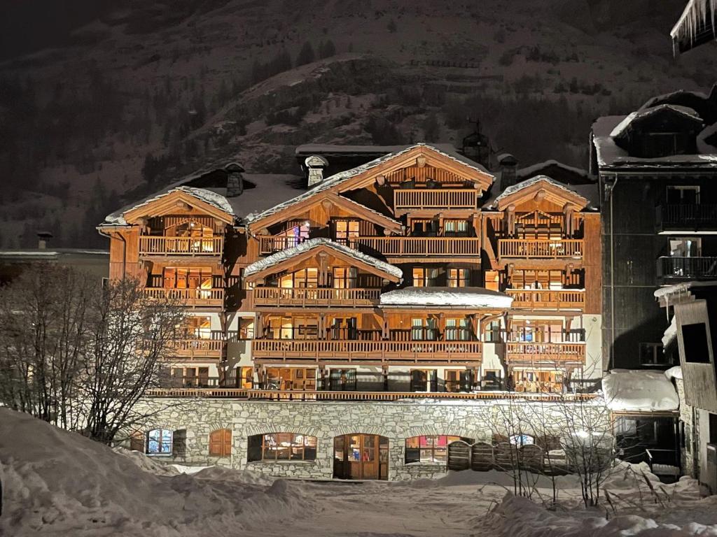 Nespecifikovaný výhled na hory nebo výhled na hory při pohledu z aparthotelu