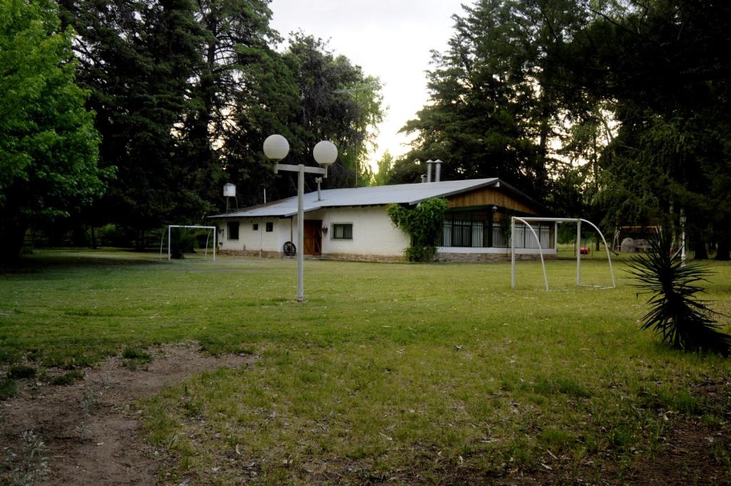 una casa con un campo de fútbol en el patio en Finca Pequeña Venecia, en San Rafael
