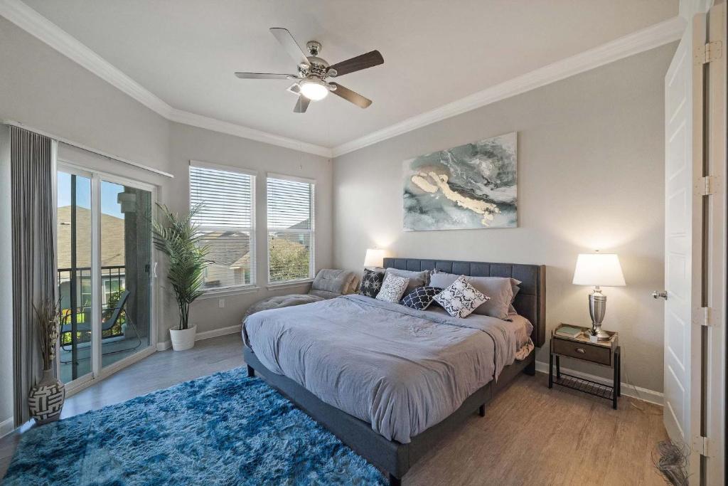una camera con letto e ventilatore a soffitto di Luxury Townhomes - Evonify Stays ad Austin