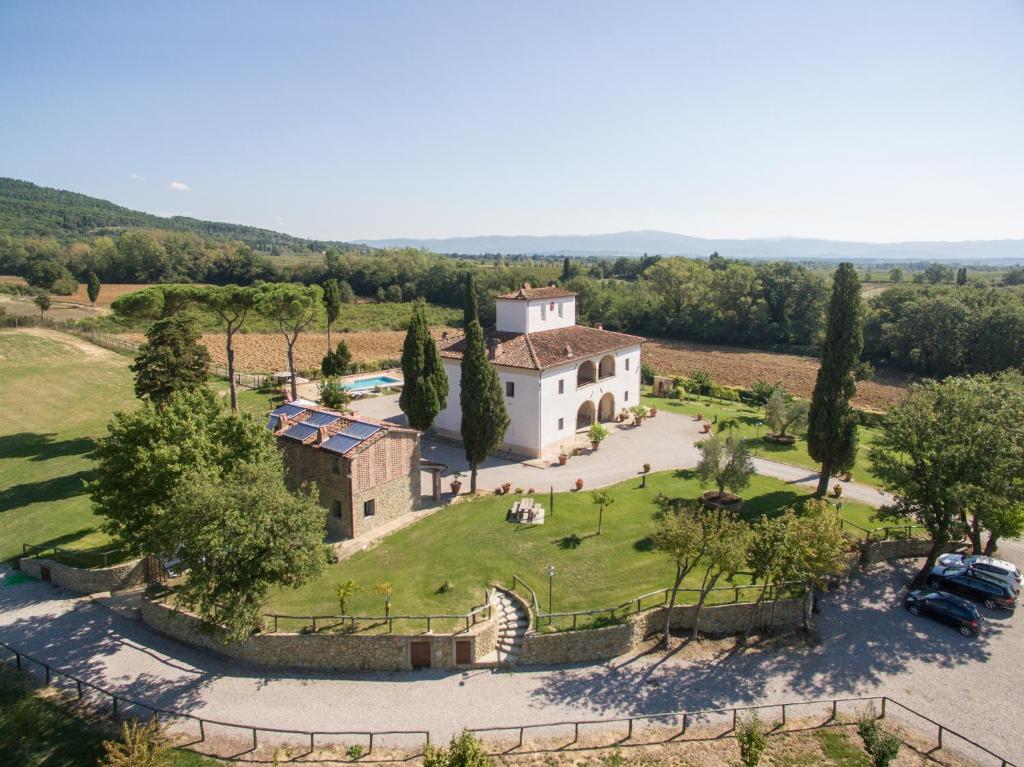 uma vista aérea de uma casa num campo em Podere San Pietro Resort em Castiglion Fibocchi
