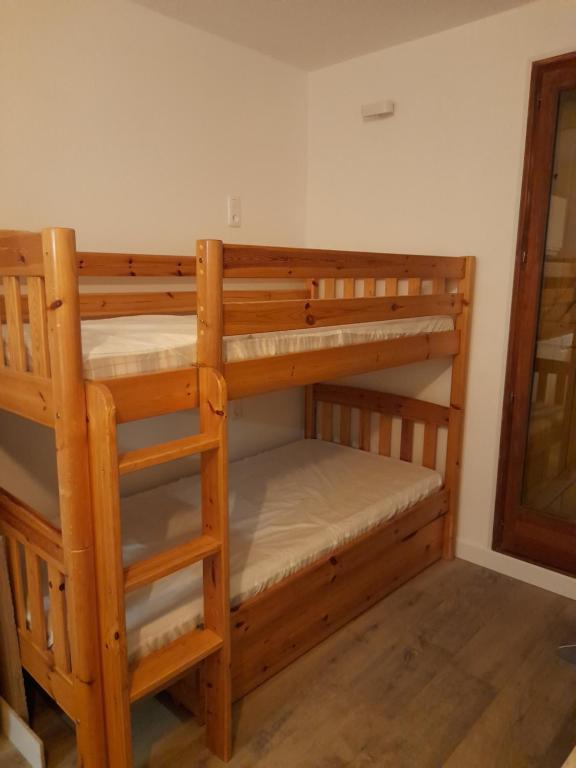 - deux lits superposés dans une chambre dans l'établissement Studio 4 couchages, à Auron