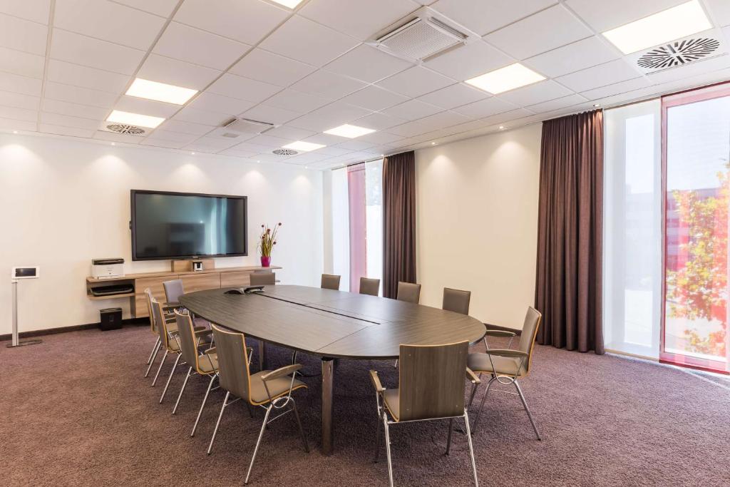 TV a/nebo společenská místnost v ubytování Park Inn by Radisson Neumarkt