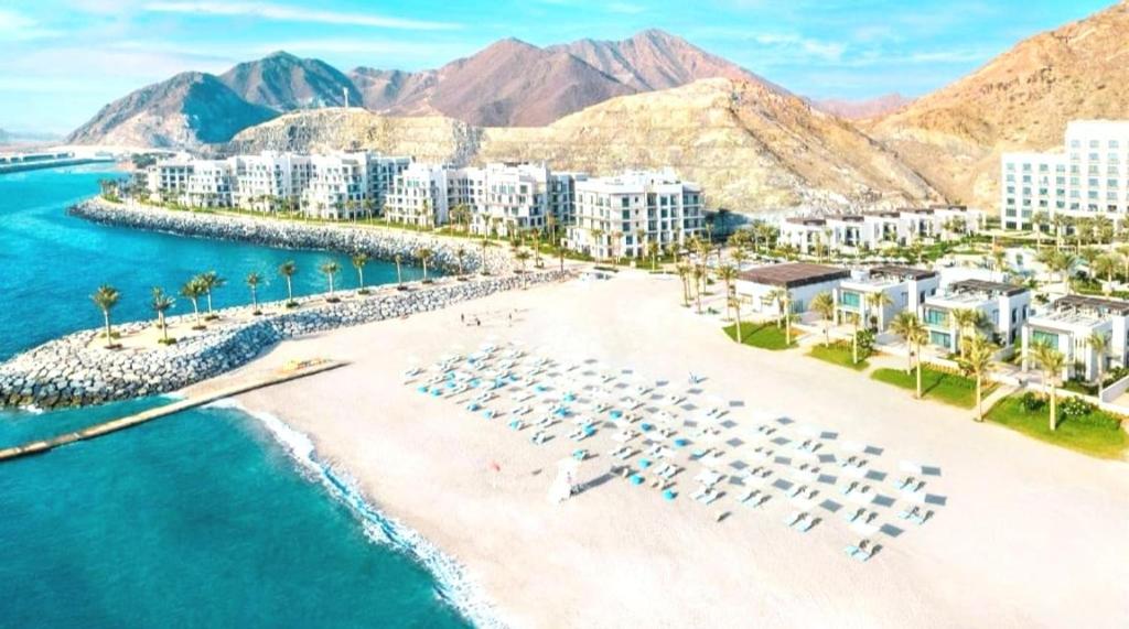 uma vista aérea de uma praia com edifícios e o oceano em شقة فاخرة في فندق العنوان Two bedrooms apartment at address residences em Sharm