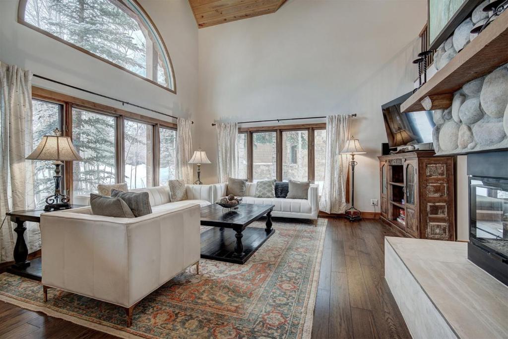 Una sala de estar con un sofá blanco y una chimenea. en Sunset Cabin - Creekside by Ski Country Resorts, en Frisco