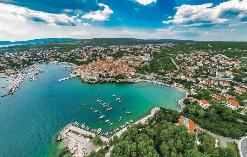 z powietrza widok na port z łodziami w wodzie w obiekcie House Noa w mieście Malinska