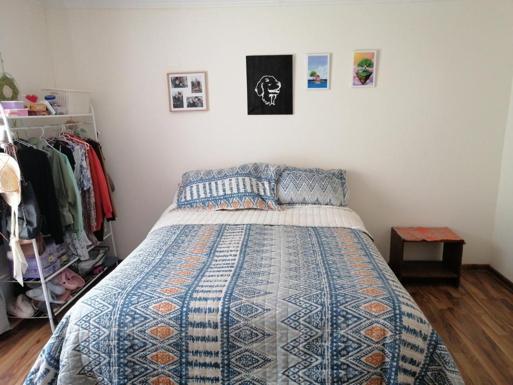 سرير أو أسرّة في غرفة في Casa en El Molle Valle del Elqui