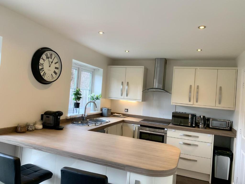 Spacious and amazing 4 bedroom detached house - Four-Bedroom House