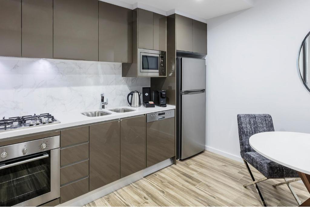 Kuchyň nebo kuchyňský kout v ubytování Meriton Suites Mascot Central
