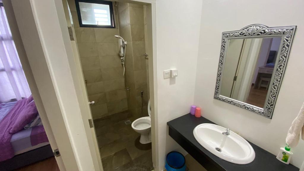 Koupelna v ubytování Roxy Apartment Kuching