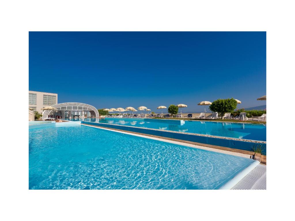 Bazén v ubytování Towers Hotel Stabiae Sorrento Coast nebo v jeho okolí