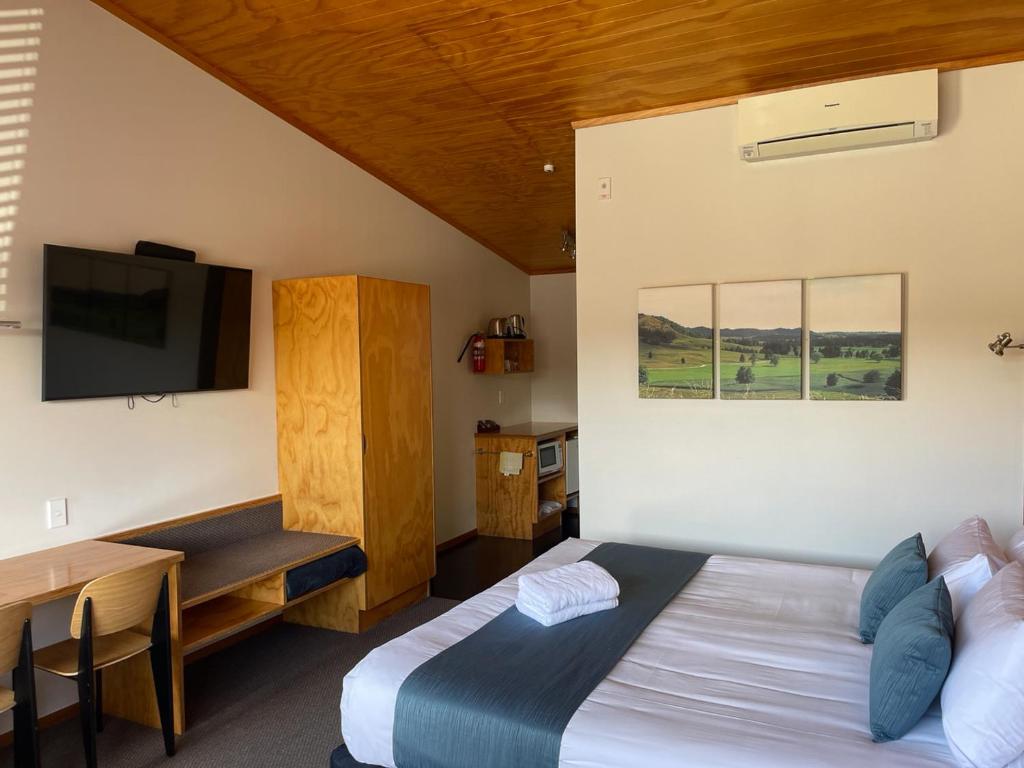 Postel nebo postele na pokoji v ubytování Waitomo Lodge