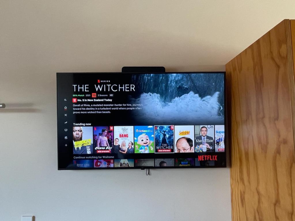 TV a/nebo společenská místnost v ubytování Waitomo Lodge