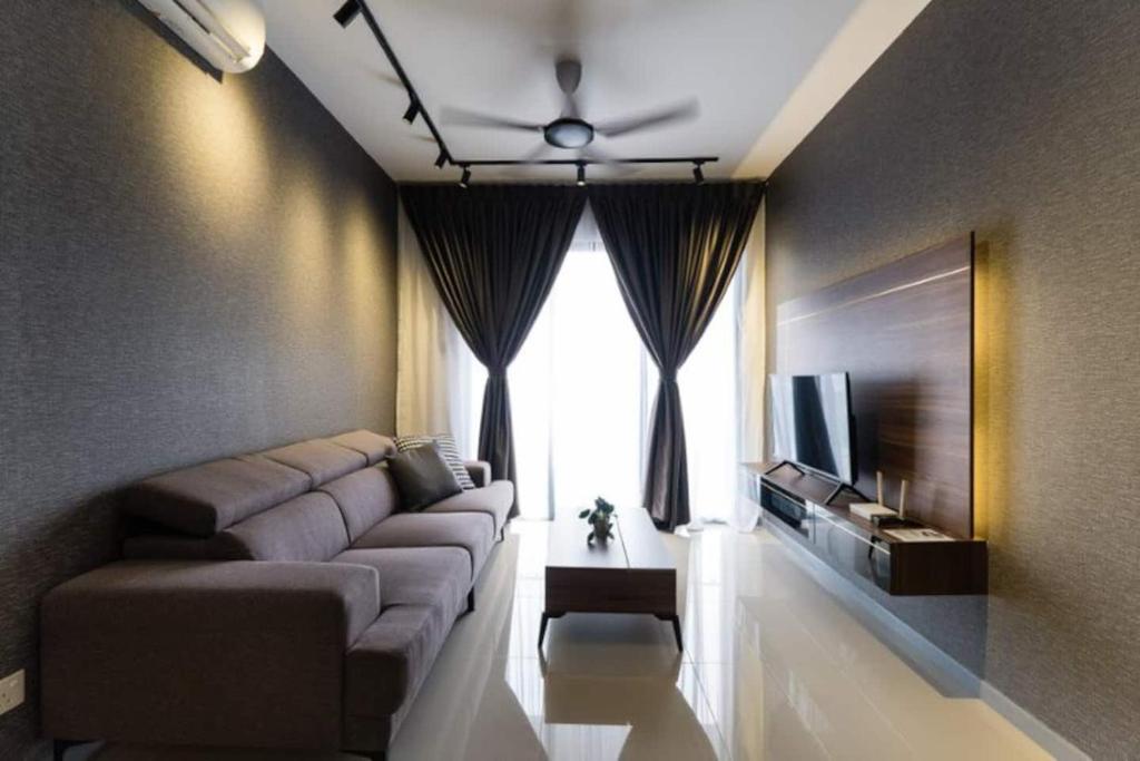 - un salon avec un canapé et une télévision dans l'établissement NEW! Modern Classy Luxury United Point现代优雅奢华 6pax, à Kuala Lumpur